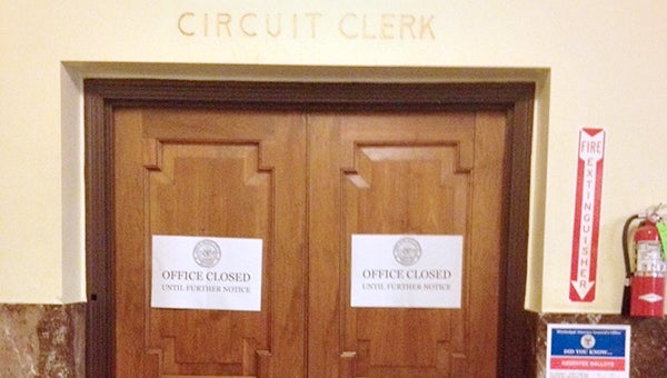 A sign from the Office of the State Auditor states that the Circuit Clerk's office is closed until further notice.