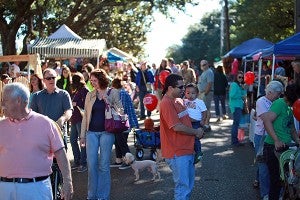 Visitors walk around the Old Court House Flea Market Saturday morning. (Justin Sellers/The Vicksburg Post)