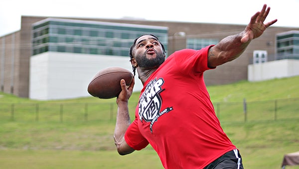 I see them, I see myself': NFL star returns to hometown for annual youth  camp, Local Sports