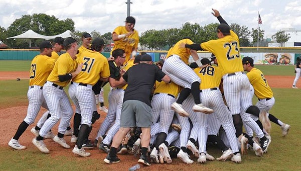 Baseball Wins Sun Belt Championship with 6-2 Victory Sunday