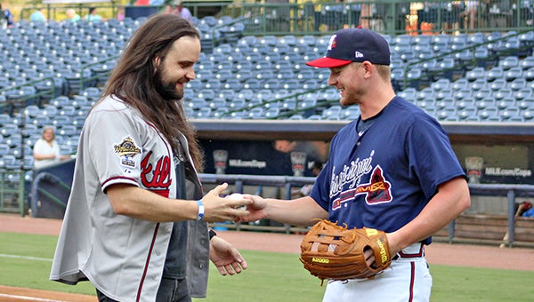 Braves mascot runs onto field, tackled during Diamondbacks game